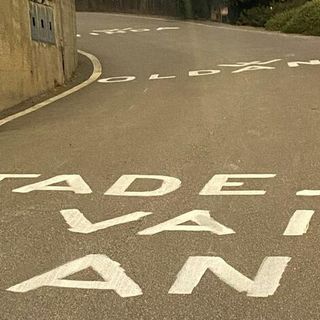 Ciclismo puro: una mano benevola chiede a Pogacar di non farli morire tutti sulla salita delle Cinque Piante che da Oltrona condurrà a Barasso. Più avanti qualcuno inneggia anche Renzo Oldani, patron della Binda