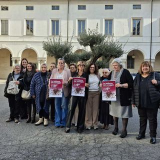 Foto di gruppo a margine della conferenza stampa sul ricco programma di iniziative per il 25 novembre Foto di gruppo a margine della conferenza stampa sul ricco programma di iniziative per il 25 novembre