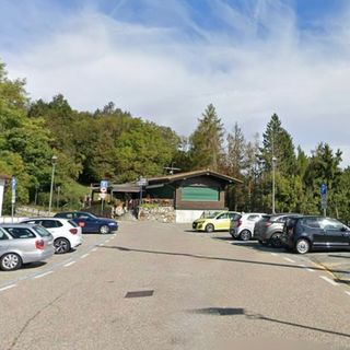 Il luogo dell'incidente in piazzale Pogliaghi (foto da Google Maps)