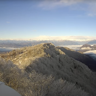 Alba di neve al Campo dei Fiori: la montagna imbiancata dà il buongiorno a Varese Alba di neve al Campo dei Fiori: la montagna imbiancata dà il buongiorno a Varese