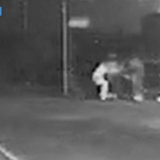 Un fermo immagine dell'aggressione in un video