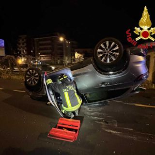 Varese, auto urta alcuni veicoli in sosta e si ribalta: un ferito