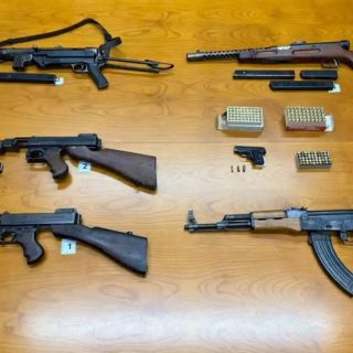 Mitragliatrici e armi da guerra nel furgone, due arresti