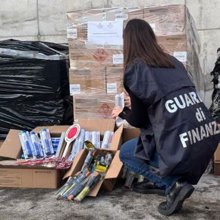 Sequestrate a Milano oltre 1,2 tonnellate di fuochi d'artificio illegali