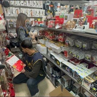 Sequestrate dalla Guardia di Finanza oltre 15mila decorazioni e addobbi natalizi non sicuri: denunciato un commerciante di Milano Sequestrate dalla Guardia di Finanza oltre 15mila decorazioni e addobbi natalizi non sicuri: denunciato un commerciante di Milano