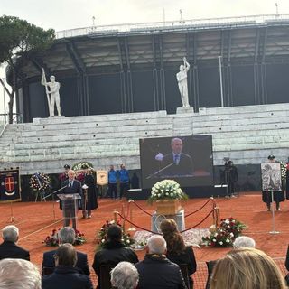Addio a Nicola Pietrangeli, a Roma l'ultimo saluto alla leggenda del tennis sulle note di My Way Addio a Nicola Pietrangeli, a Roma l'ultimo saluto alla leggenda del tennis sulle note di My Way