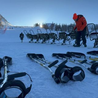 Nel silenzio della montagna si preparano le attrezzature per lo sci da seduti Nel silenzio della montagna si preparano le attrezzature per lo sci da seduti