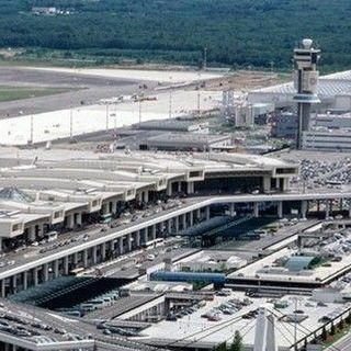Detto, fatto. Raffica di multe per gli “aspettoni” di Malpensa: 61 sanzioni nella giornata di ieri