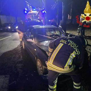 Perde il controllo dell'auto in via De Bustis e va a sbattere, soccorsi in azione