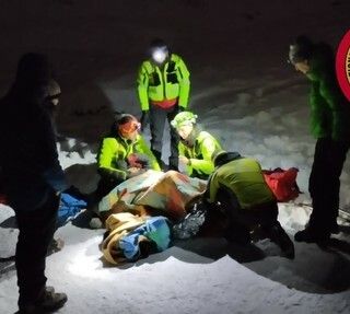 Scivola sul ghiaccio, escursionista di Tradate ferita all'Alpe Devero