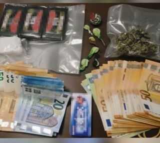 Sull’Autostrada dei Laghi con una busta termosaldata piena di droga in macchina: in manette un 24enne e denunciato un minorenne