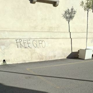 «Free Gufo». Imbrattata la chiesa vecchia di Sacconago «Free Gufo». Imbrattata la chiesa vecchia di Sacconago