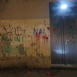 Busto, insulti a Salvini sulla sede della Lega