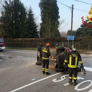 Le immagini dell'incidente di domenica mattina a Brebbia sulla Sp69 all'incrocio con via Pasubio