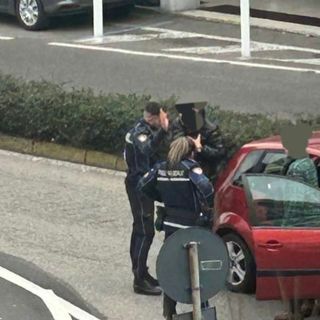 L'operazione della polizia locale di Lavena Ponte Tresa