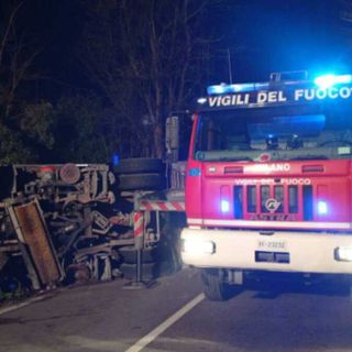 La spazzatrice ribaltata a Somma Lombardo