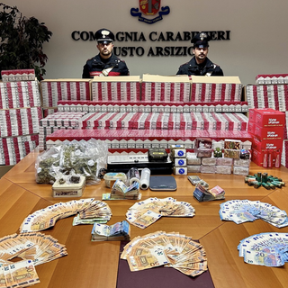 L'ingente quantitativo di merce e denaro sequestrati dai carabinieri della Compagnia di Busto Arsizio