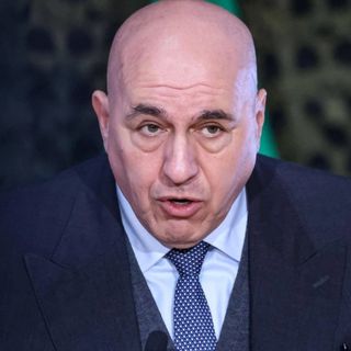 Crosetto rientra da Dubai: "Torno con volo militare, pago io cifra tripla"