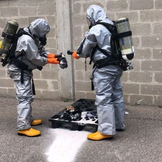 Le operazioni condotte dai vigili del fuoco di Varese in via Per Schianno