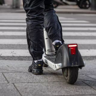 Milano, in due sul monopattino si scontrano con auto: muore ragazzo di 19 anni