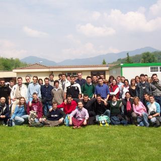 Un gruppo degli iscritti al primo anno del Corso di laurea in Ingegneria per la sicurezza del lavoro e dell’ambiente (Isla) nell'anno accademico 2003-2004