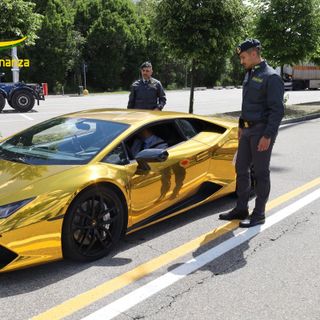 Contrabbando di auto di lusso con targa svizzera, la Guardia di Finanza sequestra cinque supercar