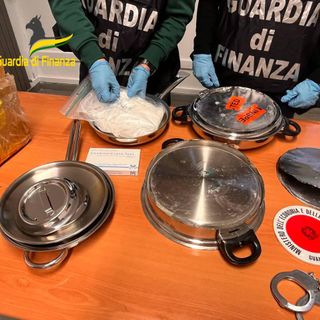 Cocaina nascosta in una pentola: donna arrestata dalla Guardia di Finanza a Malpensa