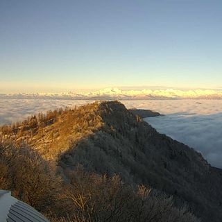 LA FOTO. Il Centro Geofisico Prealpino: «Al Campo dei Fiori il primo mare di nubi dell'inverno e 4 centimetri di neve»
