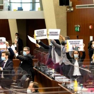 Consiglio regionale, la protesta del M5S lombardo contro il vitalizio a Formigoni