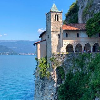 All'eremo di Santa Caterina del Sasso in barca, per scoprire il gioiello del Lago Maggiore