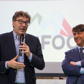 Giancarlo Giorgetti con Vito Romaniello che ha condotto la prima edizione di Alpi Food a Daverio (foto Enrico Scaringi)