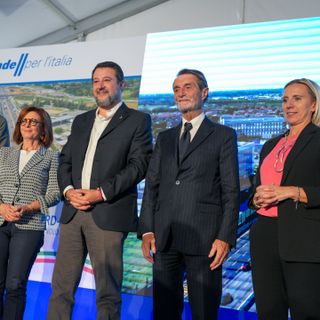 L'inaugurazione della quinta corsa della A8 a Lainate con il ministro Salvini