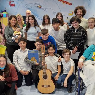 FOTO. Gli studenti delle scuole cantano per la Pediatria al Del Ponte