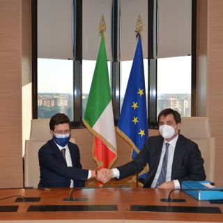 Da sinistra a destra, in firma: Antonio Arlotta (Responsabile 9^ Divisione contratti nazionali ed esteri – DAAA) e Stefano Villanti (SVP Sales – Leonardo Elicotteri)