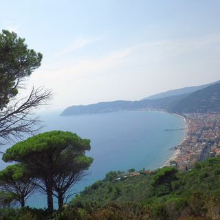 Tendono una lenza sulla strada per passare il tempo: motociclista ferito al collo in Liguria