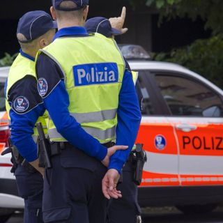 Italiano armato semina il panico a Chiasso, poi si sente male e muore