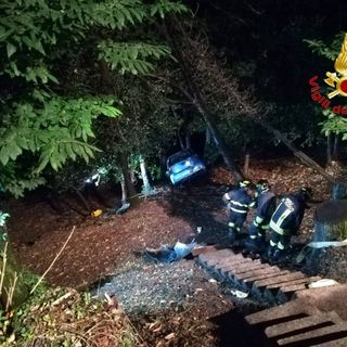 FOTO. Auto precipita nella notte in una scarpata ad Agra, praticamente illeso il conducente
