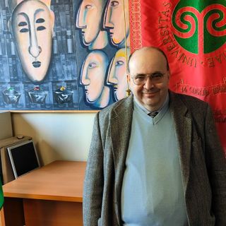 Professor Andrea Spiriti. Sotto: «Veduta di Buda» di Masolino da Panicale, Castiglione Olona, palazzo Branda