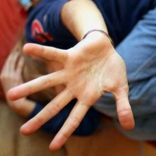 Insulti, urla e percosse nei confronti dei bimbi di un nido: indagate due educatrici