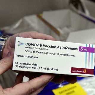 Il vaccino prodotto da AstraZeneca cambia nome: si chiamerà Vaxzevria