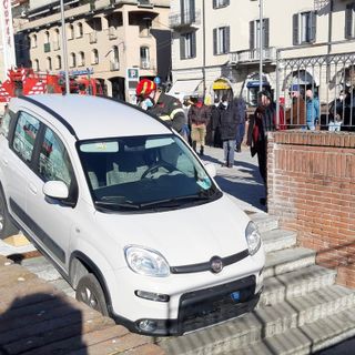 Automobilista prende... le scale per entrare al parcheggio delle Corti