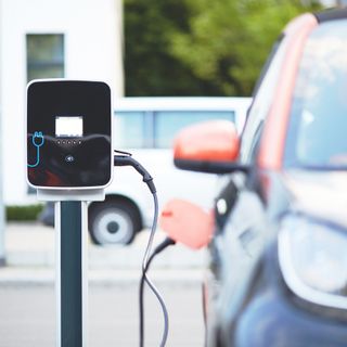 Auto elettriche, così la Commissaria UE ai trasporti: «La politica deve dare certezze»
