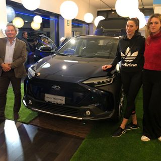 Il titolare di Autorex Marino Abini insieme alle farfalle Rossella Olivotto e Giuditta Lualdi