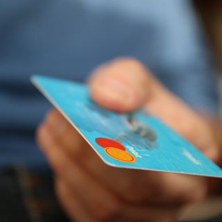 Preleva con la carta di credito rubata. 43enne “pizzicata” dalle telecamere