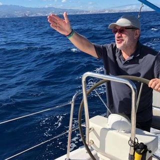 Bobo Maroni, qui in barca a vela per una regata nell'Atlantico, è partito per un lungo viaggio