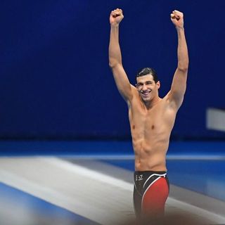 Simone Barlaam, 21 anni, milanese e tesserato Polha, braccia al cielo dopo l'oro con record paralimpico nei 50 stile libero S9 (foto di Augusto Bizzi dalla pagina Facebook ufficiale della Federazione Italiana Nuoto Paralimpico)