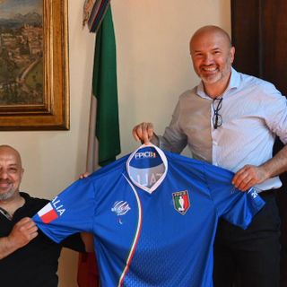 La presentazione della nuova maglia con il presidente Bonanno e il sindaco Coghetto