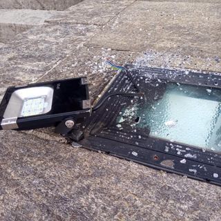 Besozzo, distrutte dai vandali le luci del Faro. Il sindaco Del Torchio: «Non siete degni di far parte della nostra comunità»