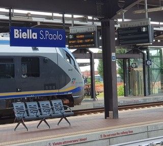 La stazione di Biella dove il 66enne originario della provincia di Varese importunava i passanti
