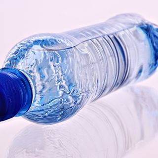 Beve dell'acqua da una bottiglietta e si sente male: 52enne di Vigevano finisce al pronto soccorso